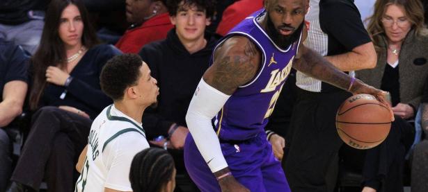 九游-关于詹姆斯连续二十场比赛得分超过战术调整，雄鹿挑战极限！的信息