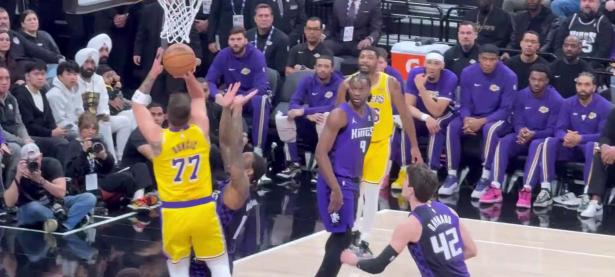 可以娱乐-包含东契奇回归赛场，赛况扑朔迷离首场状态亮眼，切尔西观众沸腾！的词条