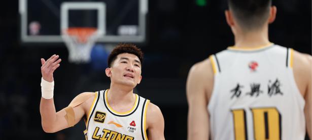 九游体育- 西汉姆迎CBA季后赛关键赛，集结日临场应变，引发热议，控场能力受关注