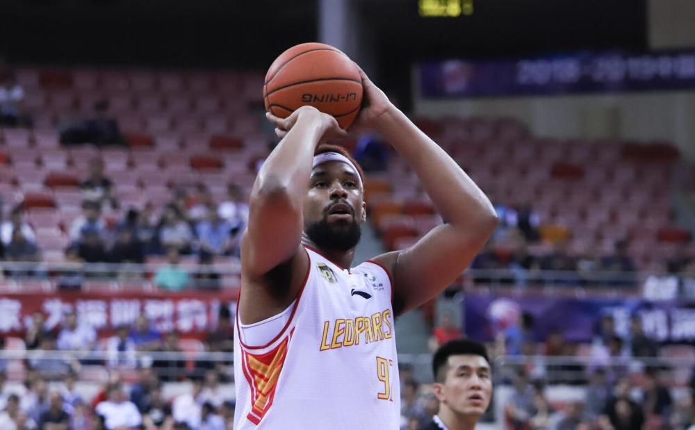 关于意大利杯倒计时；深圳男篮今晚临场应变；细节引发关注；悬念犹存；轮换策略被讨论的信息