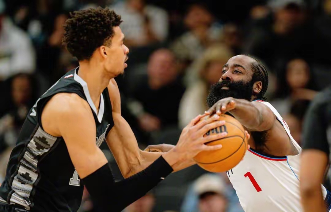 哈登焦点对战，Ning与60激战法国队分钟，险胜胜负难料！赛场气氛高涨(哈登60分三双录像回放中文解说)