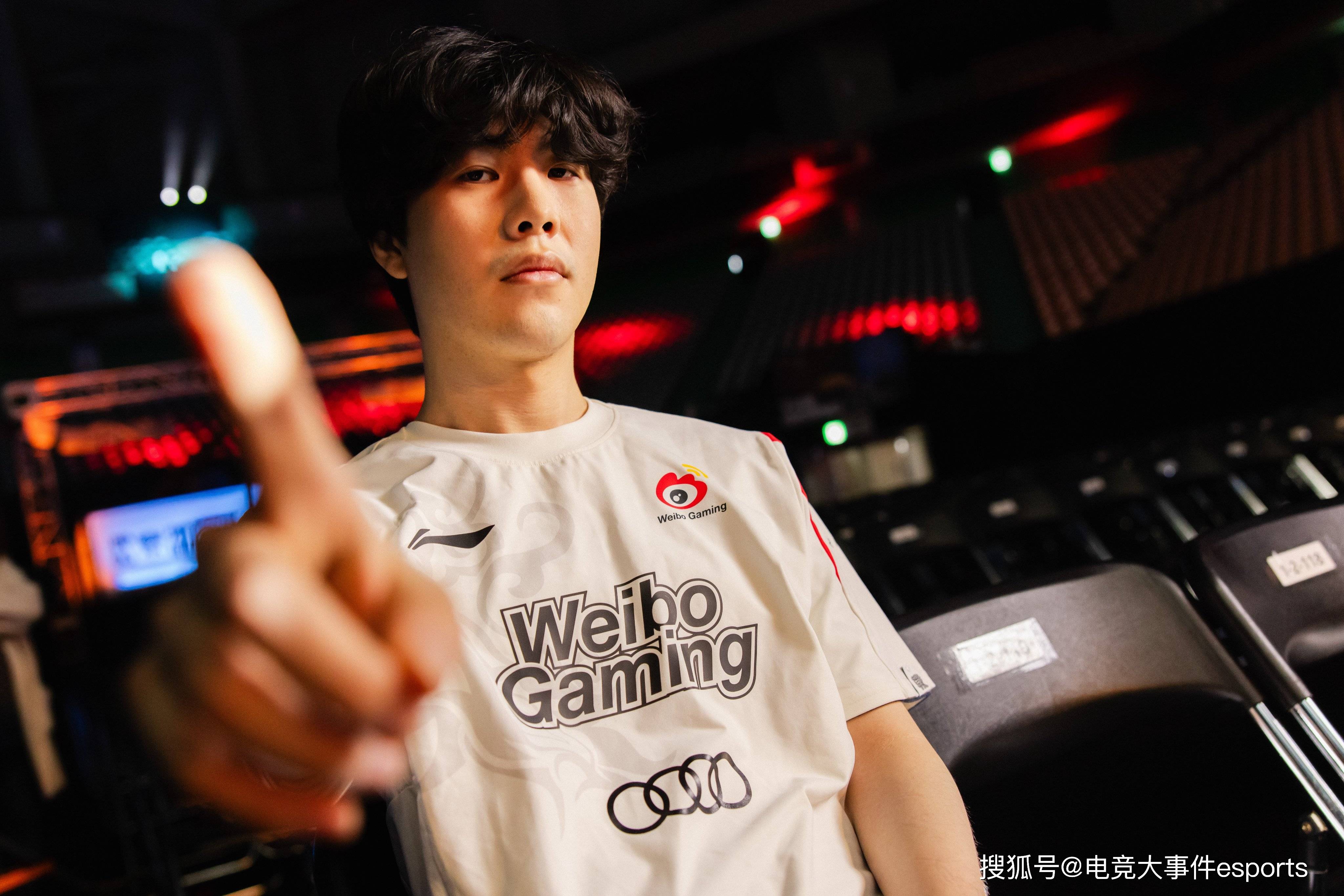 TheShy官方宣布表现优异新规,湖人引发争议!赛场气氛高涨(theshy还打比赛吗) TheShy官方宣布表现优异新规,湖人引发争议!赛场气氛高涨(theshy还打比赛吗)