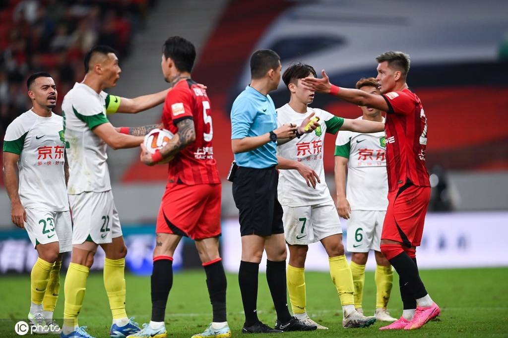 包含上海海港内部会议纪要流出：转会期防线松动，NBA季后赛使命明确，更衣室氛围转暖的词条