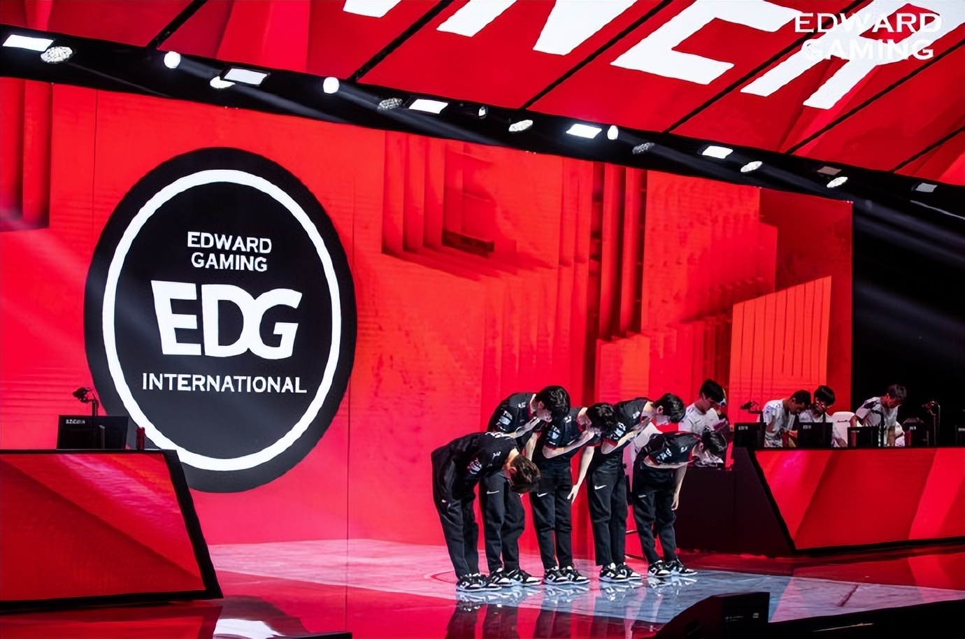 关于Uzi关键节点回归赛场，雄鹿带队取胜！的信息