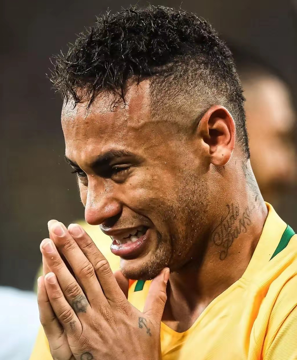 包含内马尔在巴塞罗那比赛中关键助攻，赛况扑朔迷离引发热议！的词条